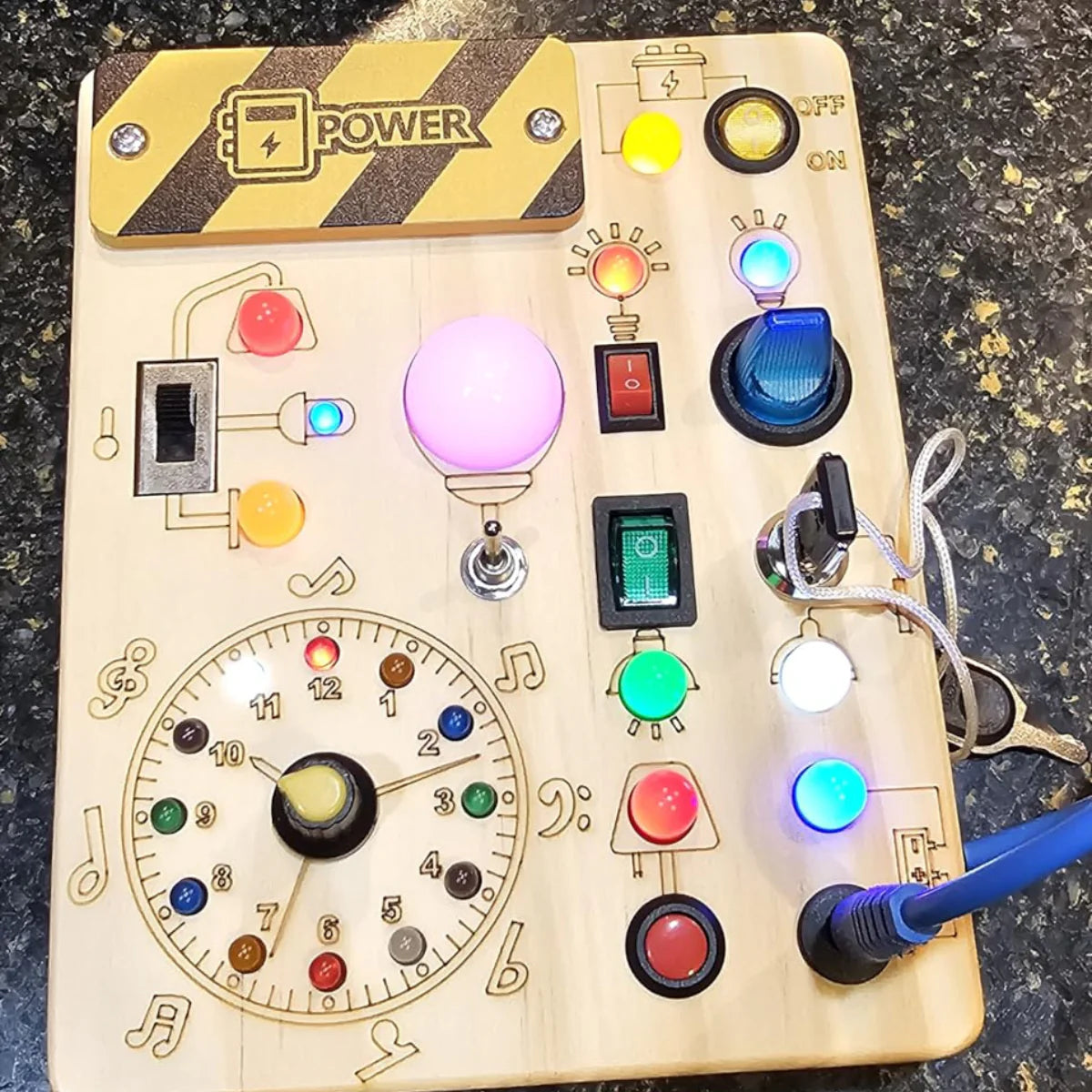 Utvikler barnets finmotorikk, fokus og fantasi – Montessori Lekebord med LED